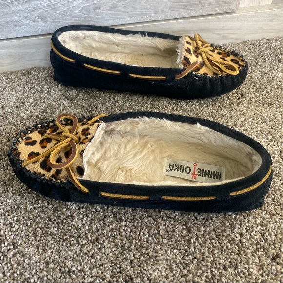 Minnetonka Cally leopard print suede bow slip on plush pile penny loafer flats 6 - Picture 3 of 8